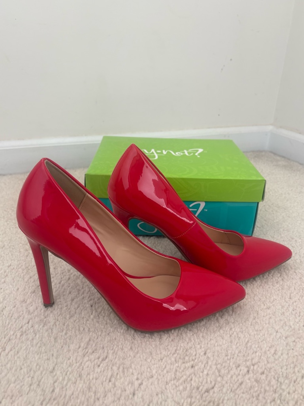 NIB WOMENS RED HIGH HEELS Y-NOT SCHEME PUMPS FAUX PATENT 8
